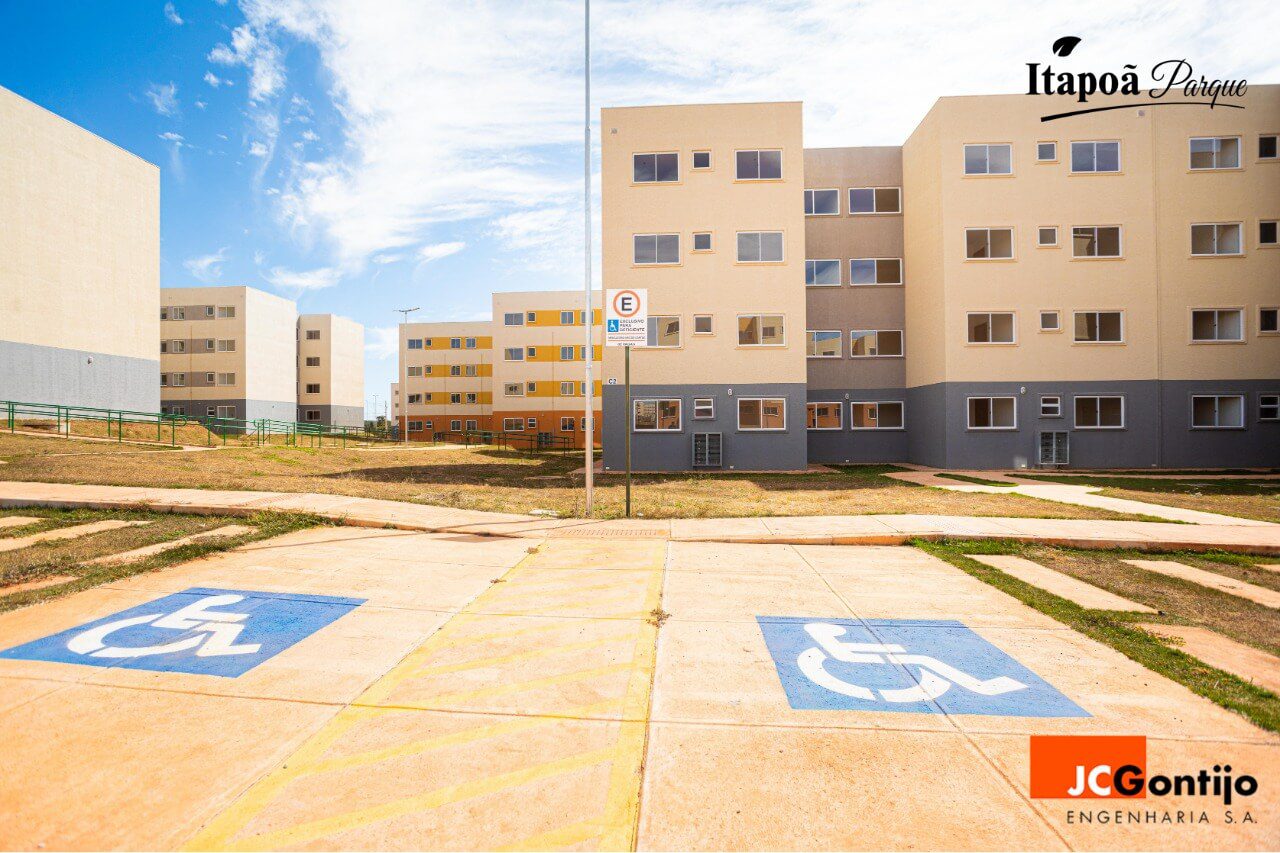 Estacionamento do condomínio com vagas, incluindo vagas acessíveis